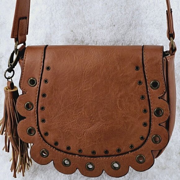 Madden Girls Camel Brown Faux Leather Scalloped Saddle Bag Crossbody Tassel - Picture 5 of 16